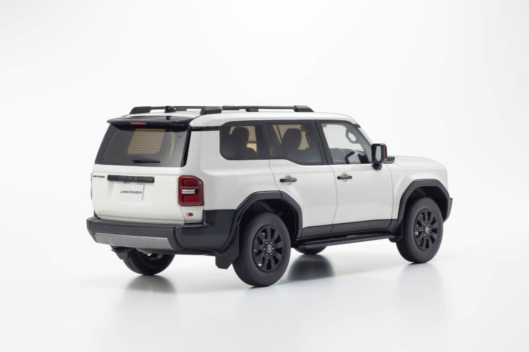 Als zweite Farbvariante produzieren die Japaner den knorrigen Geländegänger Land Cruiser 250 auch in Weiß ] Foto: Kyosho