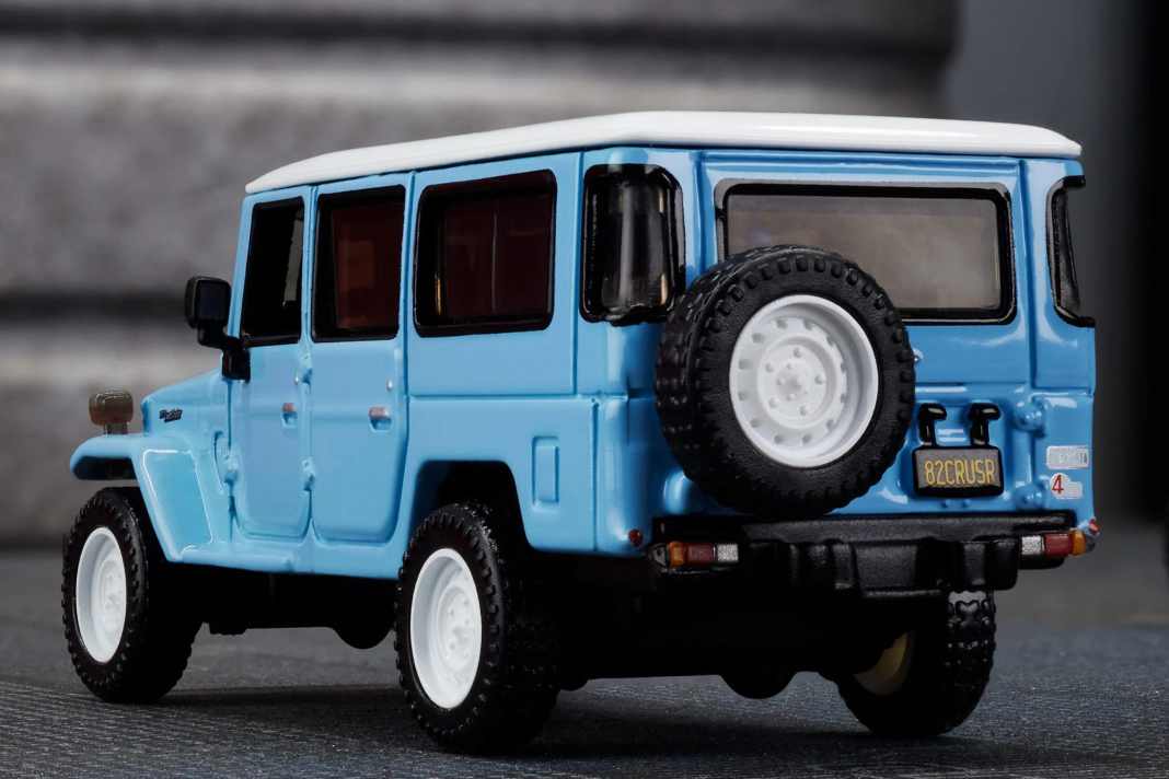 Schon ohne das Zubehör hinterlässt der Land Cruiser in 1:64 einen Respekt einflößenden Eindruck. Der FJ45 hatte den längsten lieferbaren Radstand dieser Generation. ] Foto: Hot Wheels