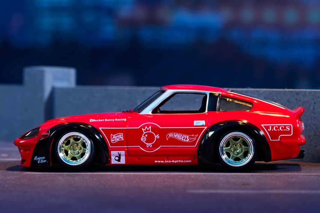 Die hellrote Lackierung des japanischen Coupés verziert Hot Wheels mit einer extrem fein aufgebrachten Dekoration ] Foto: Hot Wheels