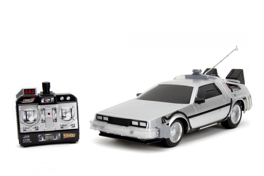 Die rasende Zeitmaschine in 1:16 kommt bei Jada Toys komplett mit Funkfernsteuerung