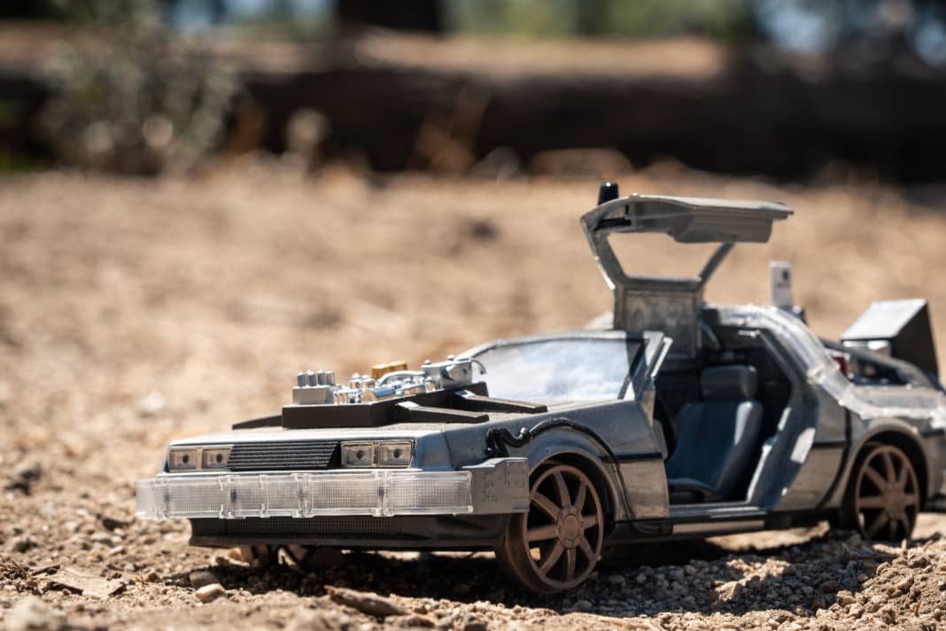 Ein DeLorean ohne Flügeltüren wäre ungefähr so blöd wie Marty McFly ohne Hoverboard. Das weiß auch Jada.