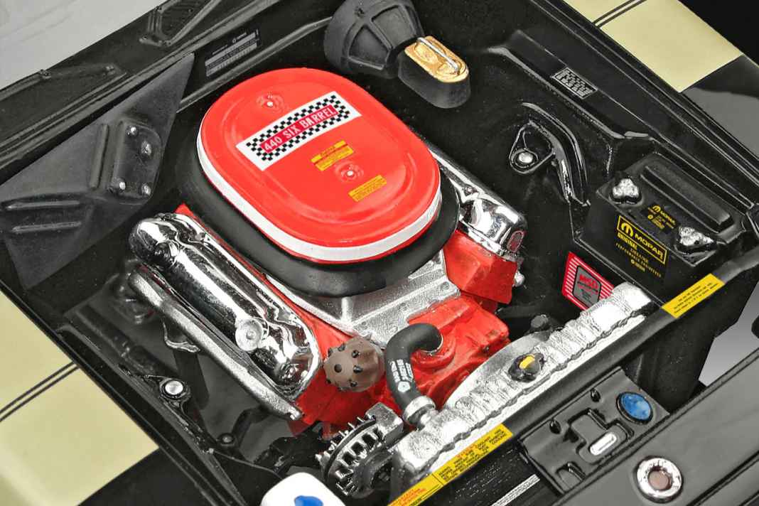 Der verkleinerte V8 des Kits entspricht dem des Filmautos und ist damit alles andere als Serie ] Foto: Revell