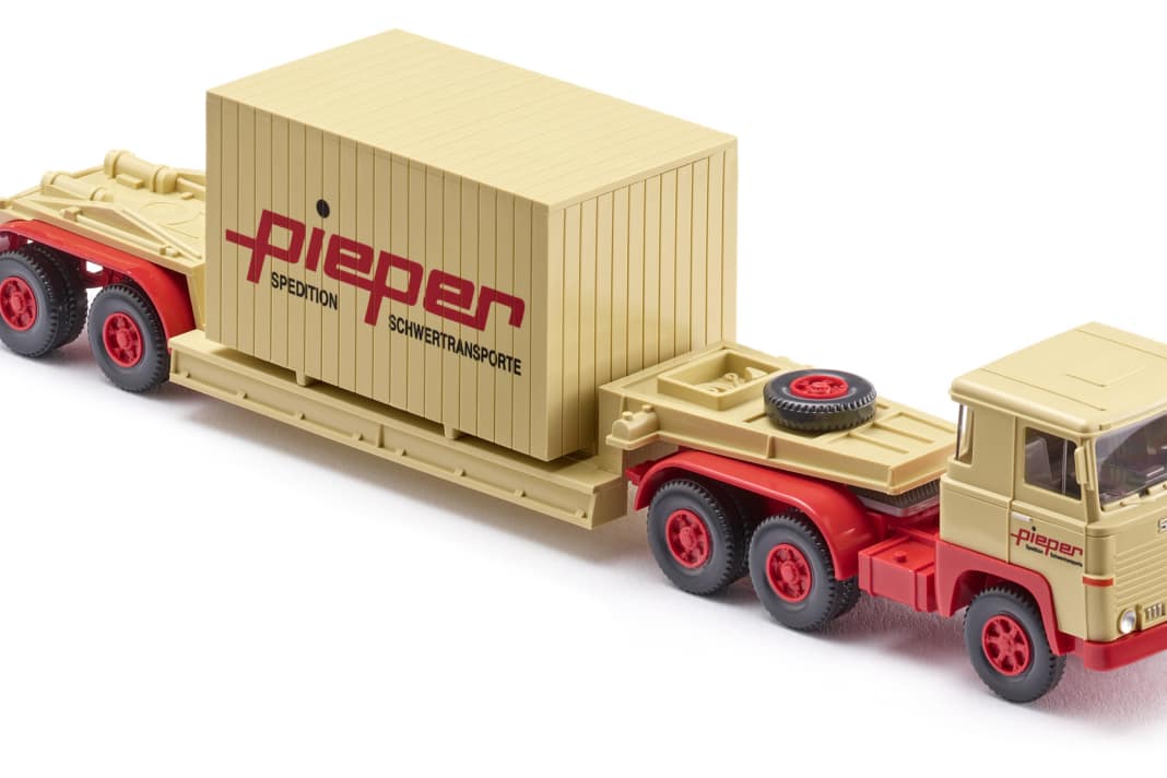 Beim zweiten Sondermodell von Wiking gilt der Slogan: Länge läuft. Denn der Scania 111 mit Tieflader von "Pieper" und 20-Fuß-Container als Ladegut weiß zu beeindrucken ] Foto: Wiking