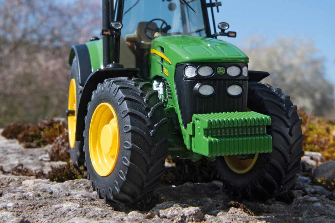 Exklusiv konnte MODELL FAHRZEUG das teilweise dekorierte Vorserienmuster des John Deere 7930 von Schuco ablichten
