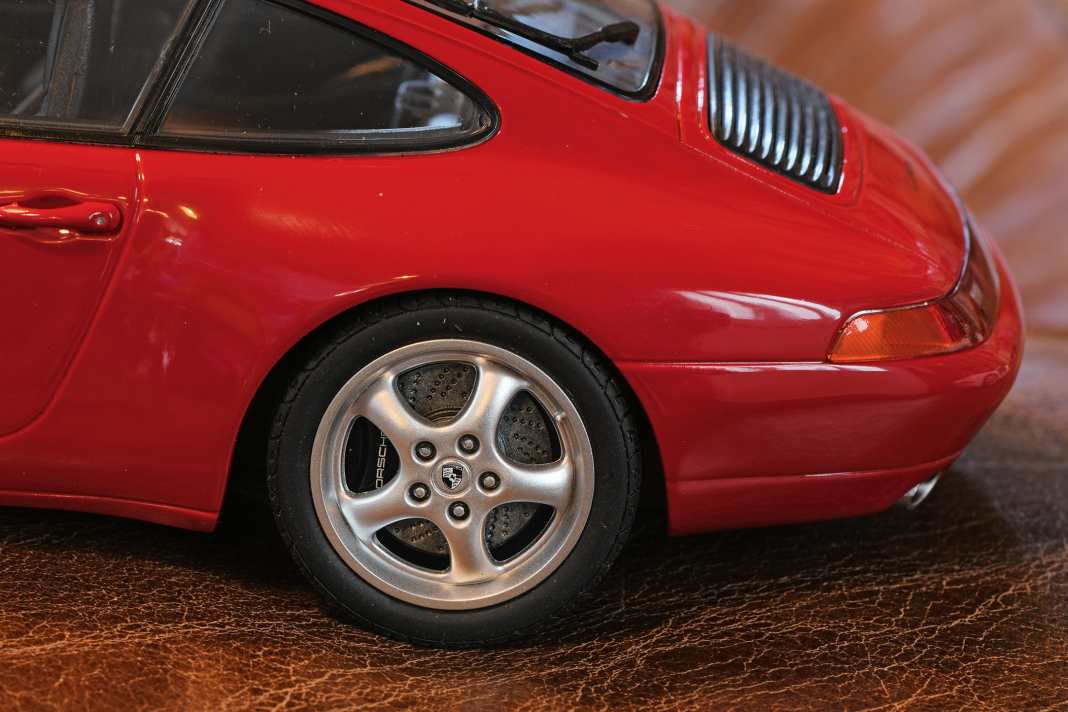 Minichamps kann einfach den Elfer. Der geschlossene 993 in 1:18 überzeugt auch dank seiner Felgen