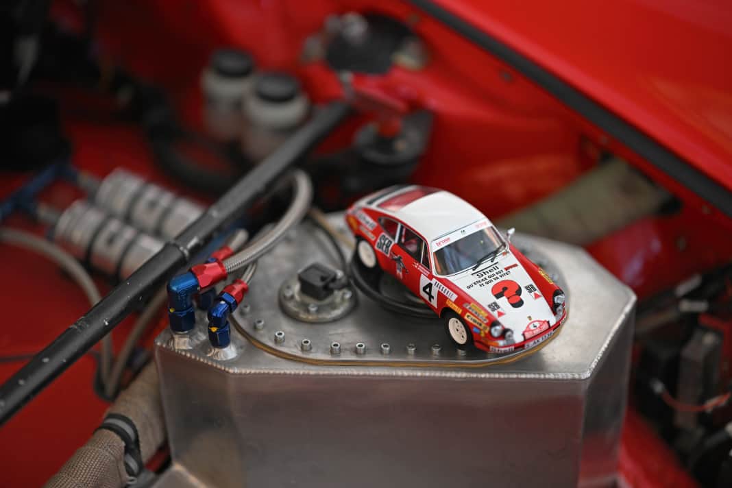 Michael Stoscheks 911 S/T als fantastisches 1:43-Modell am Original