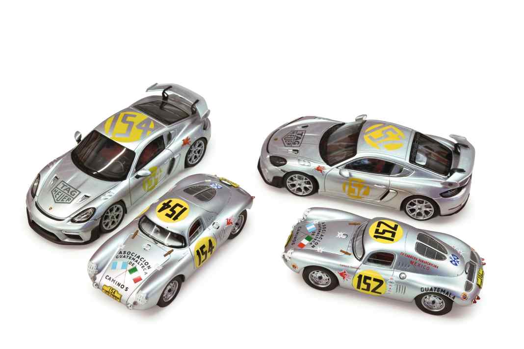 Die Startnummer 152 von Minichamps und Spark in 1:43 sowie Sparks 1:18er posieren auf dem passenden Originalposter der Carrera Panamericana (von links)