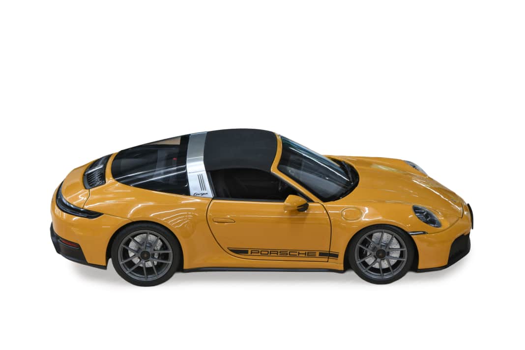 Das Dachteil lässt sich herausnehmen und besitzt eine auflackierte, textilähnliche Struktur mit sehr guter Haptik