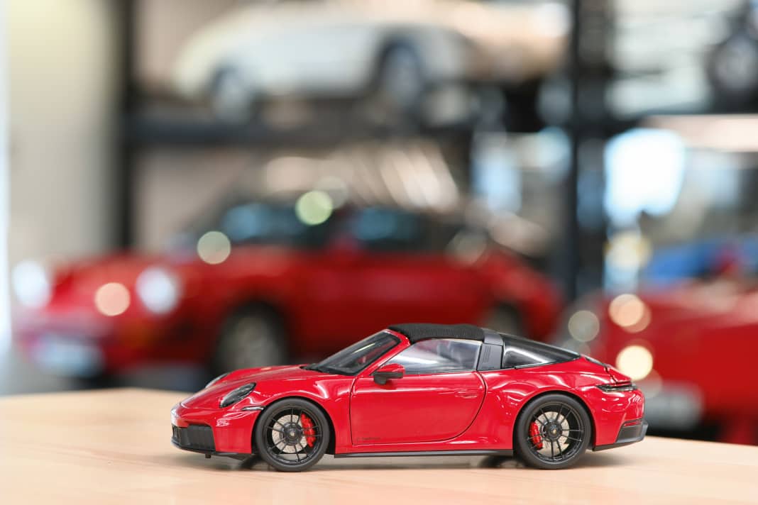 Der Porsche Targa des 992 mit funktionstüchtigem Klappdach in 1:18 von Minichamps ist noch ein Die-Cast-Geheimnis