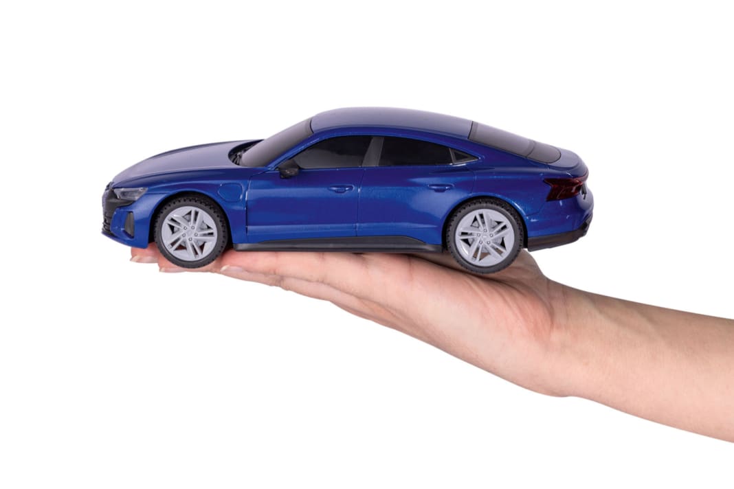 Das funkferngesteuerte Modell des e-tron GT misst in der Länge 21 Zentimeter