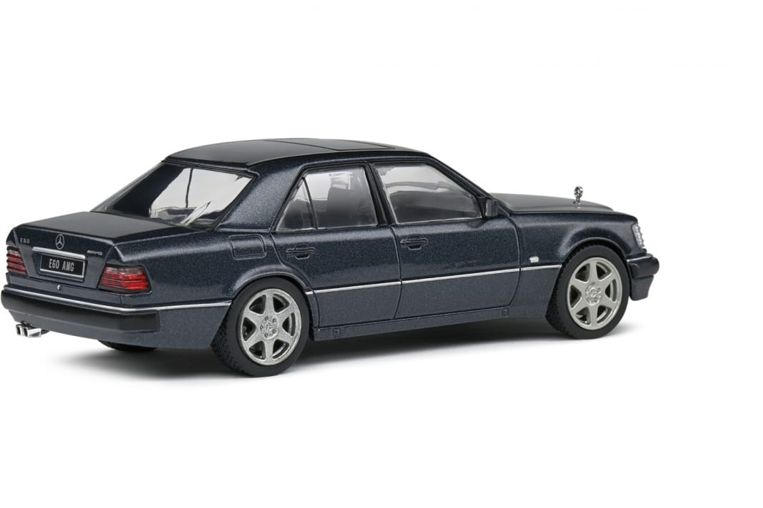 Die Taxler-Karosserie täuscht. Auch der E60 in 1:43 ist ein automobiler Hammer.
