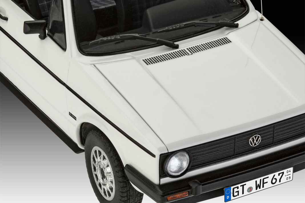 Der VW Golf, der sich aus dem Karton des Revell-Kits bauen lässt, ist aufgebrezelt. Das Cabriolet kommt mit Leichtmetallfelgen zu den Bastlern. ] Foto: Werk