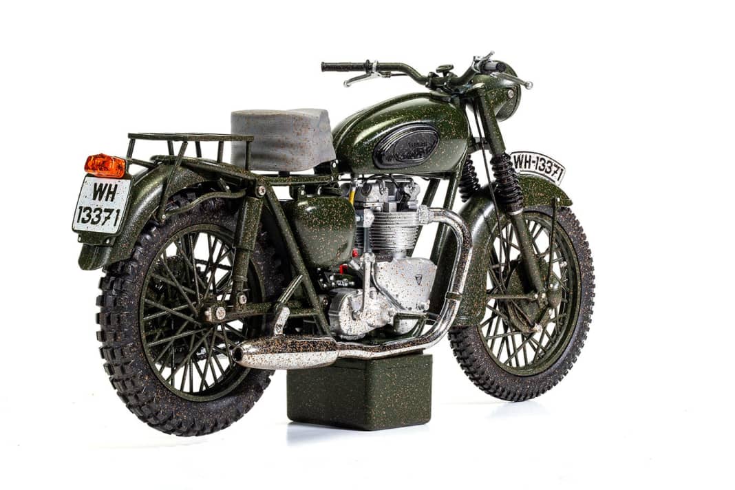Auch in der Heckansicht ist die Verschmutzung der Triumph TR6 Trophy in 1:12 gut zu erkennen