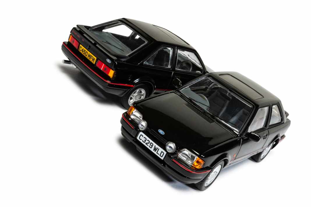 Beide sind XR3i, beide haben ein Schiebedach und einen davon führt Corgi in 1:43 bald in seiner Vanguards-Serie Foto: Werk