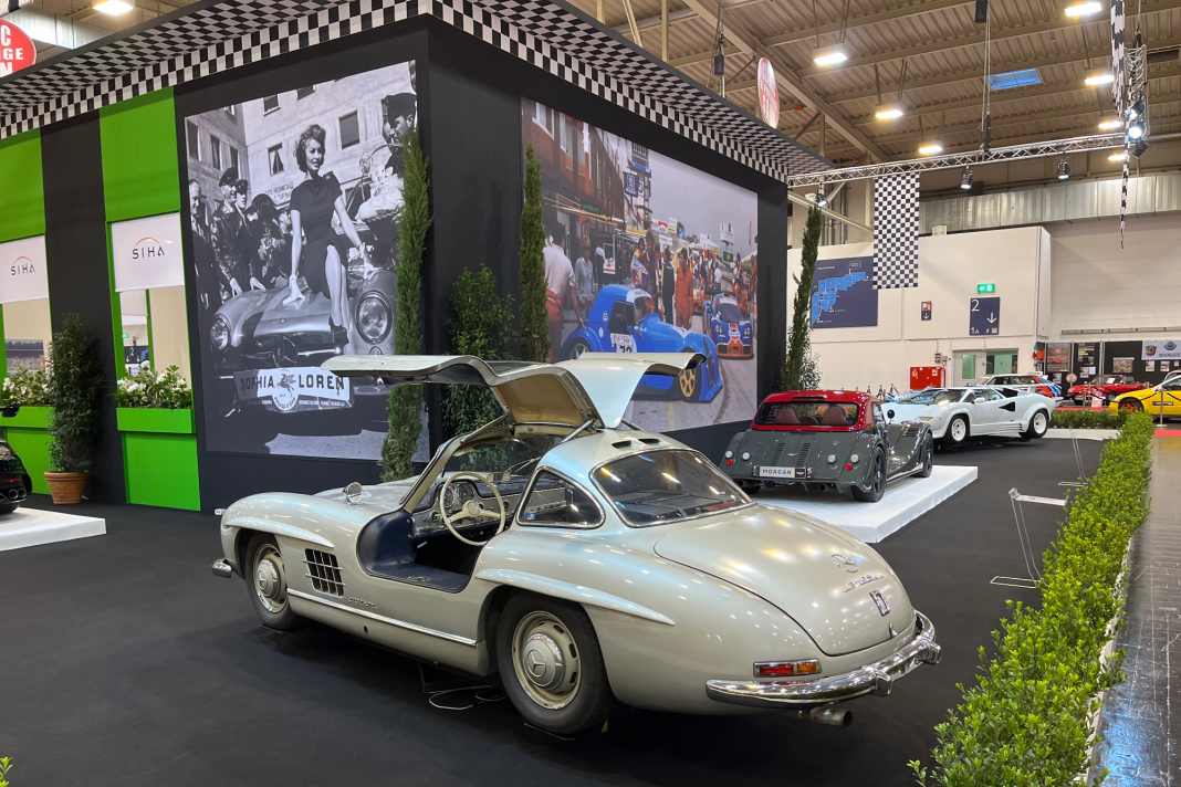 Zwei Naturereignisse fanden in Essen zusammen: Die Loren und der Mercedes-Benz 300 SL Flügeltürer am SIHA-Stand ] Foto: Hell Sinki