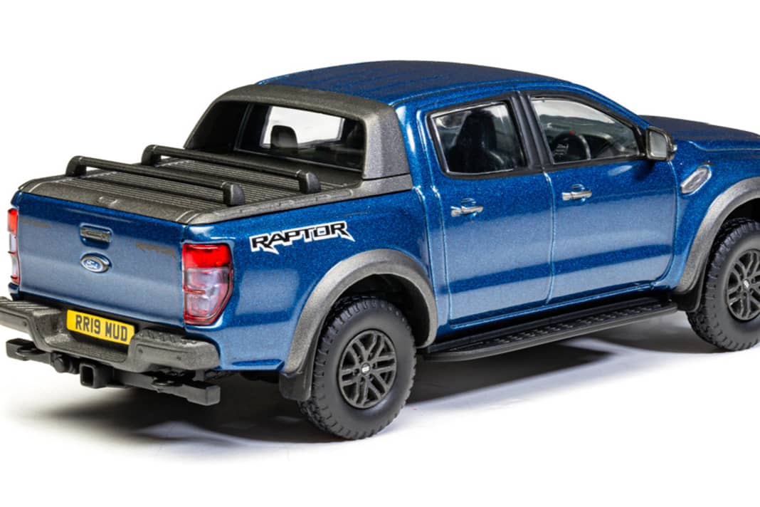 Das blaue Pressemodell des Ford Ranger liefert Corgi mit geschlossener Persenning in 1:43