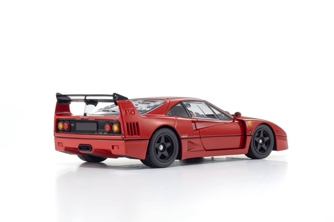 Aus dieser Perspektive ist der einstellbare Le-Mans-Heckflügel der wiederaufgelegten Variante des F40 in 1:18 gut zu erkennen ] Foto: Werk