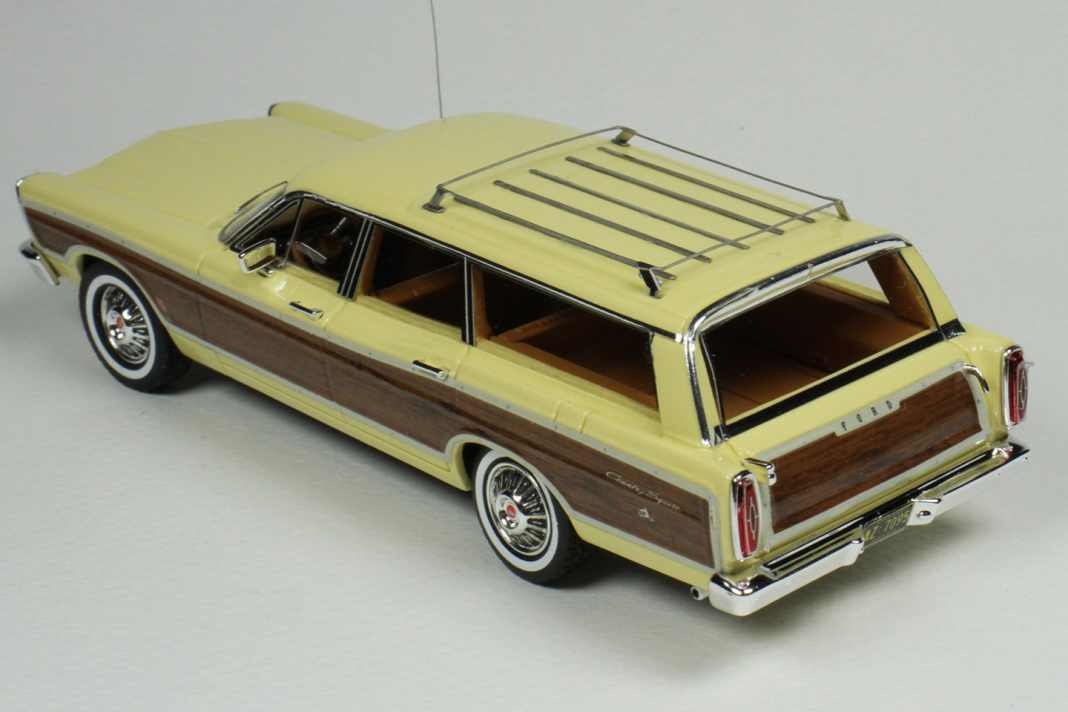 Fast schon poetisch ist der Name der zweiten Farbe, in der Goldvarg den 1:43-Ford liefert: Springtime Yellow, also: Frühlingsgelb! ] Foto: Werk