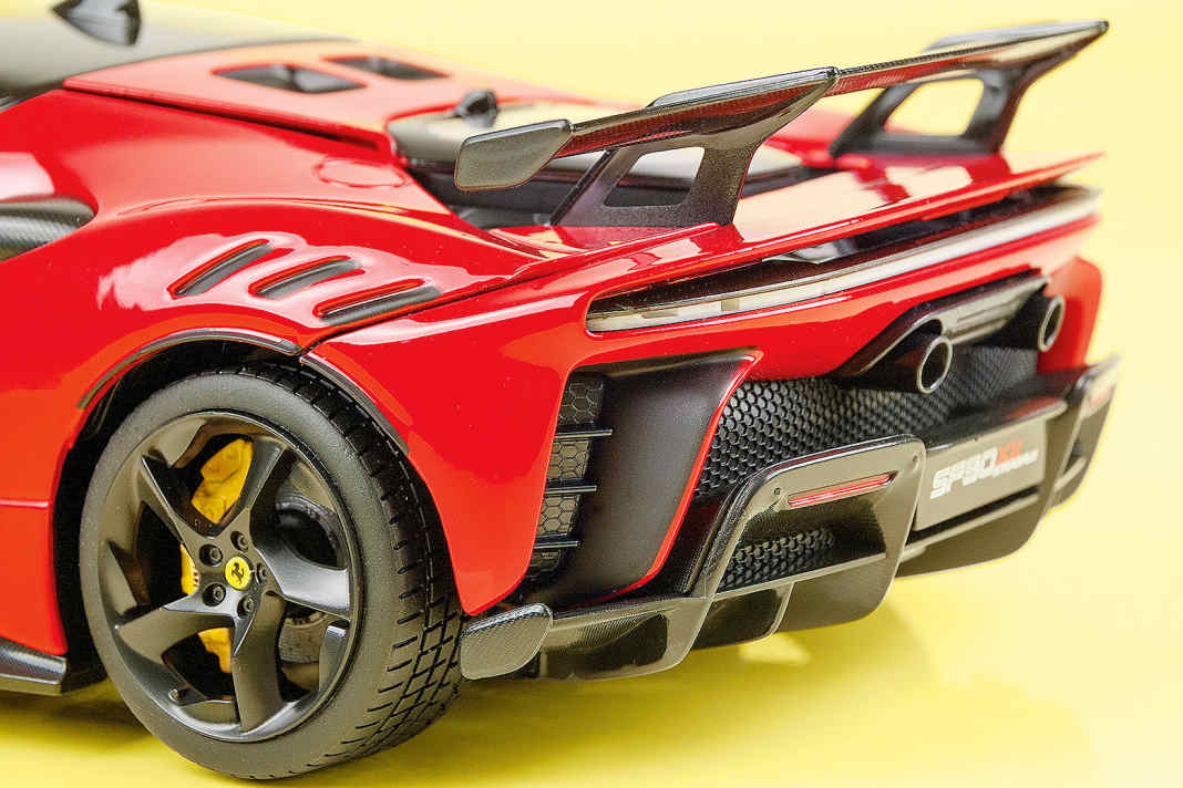 Bei Bburago geht das Finish nach oben. Das beweist auch der Ferrari SF90 XX Stradale als 1:18-Verkleinerung aus Die Cast.