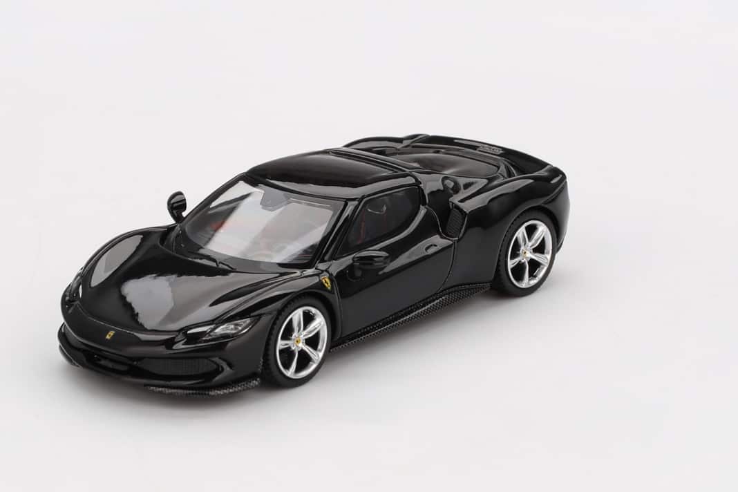 In dezentem Nero Daytona rollt der Ferrari 296 GTB von BBR in 1:64 vor. Allerdings geht das Coupé erst im September an den Start. ] Foto: Werk