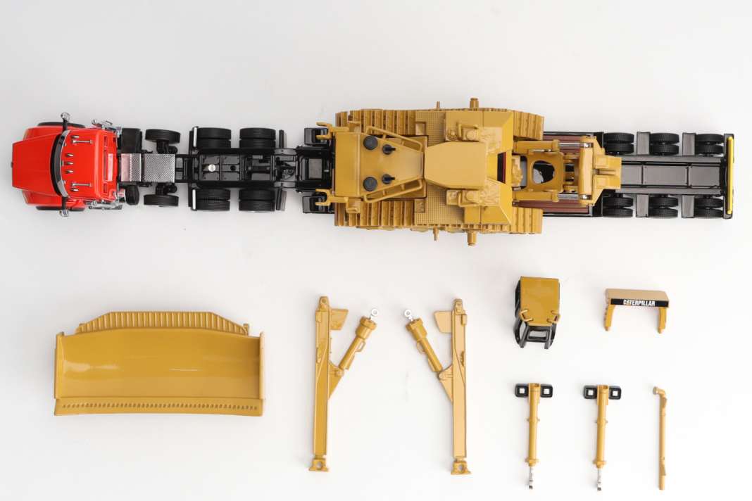 Es reicht nicht ganz: Trotz Trail-King-Tieflader bleiben bei diesem Kenworth-Zug noch einige Teile des 1:50-Bulldozers übrig, die ein anderer 1:50-Truck transportieren müsste ] Foto: DM