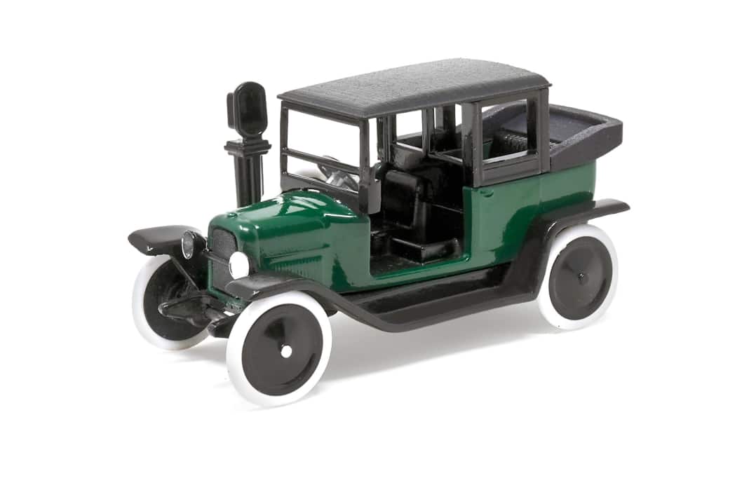 O!cina 942 kabelt seine Neuheiten herüber: Der Fiat 1T als Taxi parkt vor einer Telefonsäule...