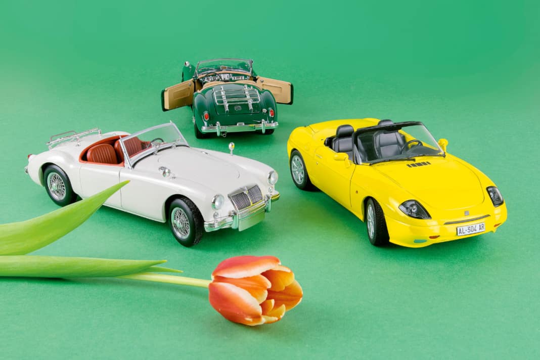 Die Barchetta startet bei Norev in Gelb, der MGA debütiert als 1:18er in Weiß und Grün. Türen und Hauben sind beweglich.