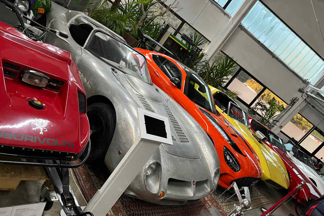 Nicht nur zum Thema Bizzarini gibt es interessante Exponate, auch zu AMG-Mercedes oder Corvette sind Ikonen vor Ort ] Foto: Hell Sinki