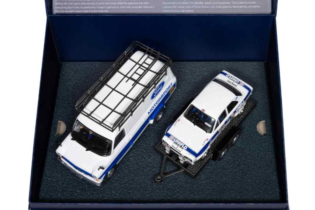 Das Doppelset erscheint in einer edlen Klappbox. Auf der Innenseite des Deckels gibt es zusätzliche Informationen zu den Originalen.  Foto: Scalextric