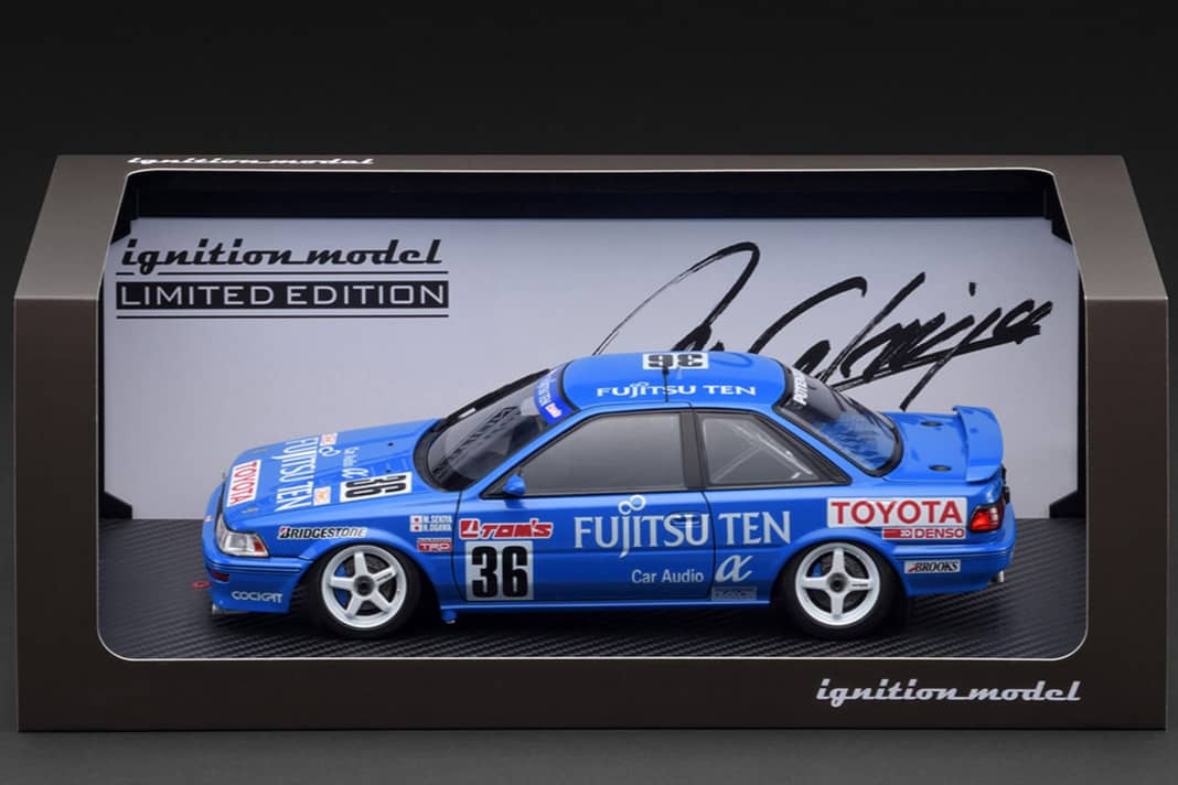 Auf der Rückwand der Verpackung des Renn-Corolla ist sogar die Unterschrift des Rennpiloten zu erkennen ] Foto: Ignition Model