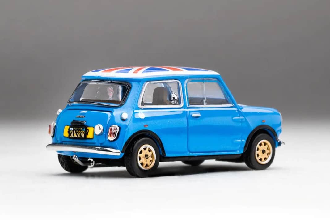 Das Sondermodell des Mini 1000 ist hellblau lackiert und rollt auf zweifarbigen Leichtmetallfelgen aus der Sammlerbox ] Foto: Werk