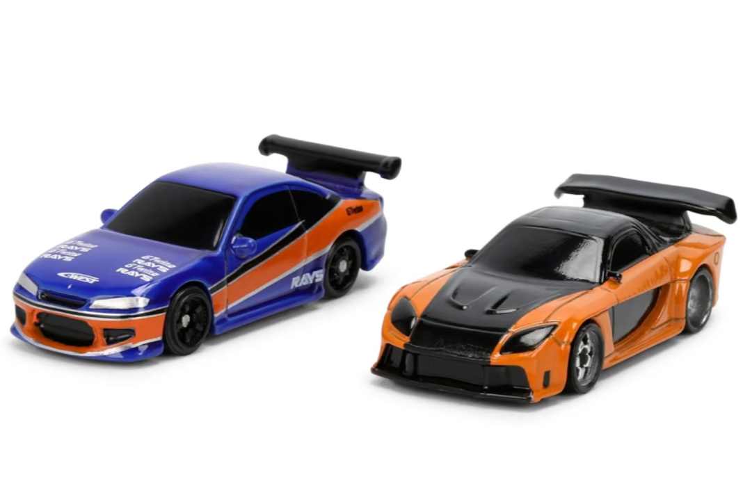 Dem Set liegen auch zwei Autos bei. Links oben ist der Nissan Silvia S15 "Mona Lisa" zu sehen, rechts der Nissan 350 Z mit Karbon-Umbau vom "Drift King" ] Foto: Jada Toys
