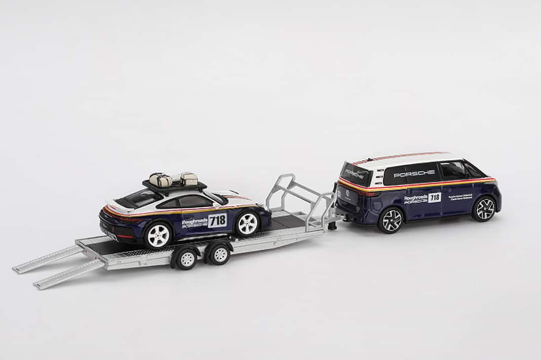 Auch die Extras stimmen: Der 1:64-Trailer besitzt schon die passenden Auffahrrampen und der Porsche 911 Dakar hat Racing-Gepäck für die Wüste auf dem Dach. ] Foto: Mini GT
