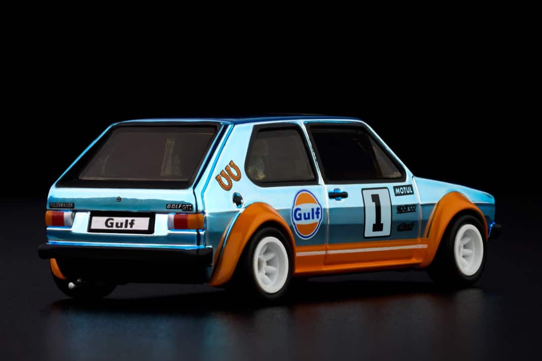 Die Dekoration aus metallisch schimmerndem Gulf-Blau und Orange macht diesen 1:64-Golf aus Die Cast so unwiderstehlich ] Foto: Mattel Creations