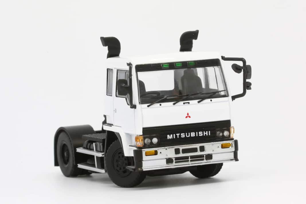 Das Fuso-Arbeits-Tier in 1:64 gibt es bei Model 1 auch in Weiß zu kaufen und in der Version des "The Great" von 1986 ] Foto: HLJ/Model 1