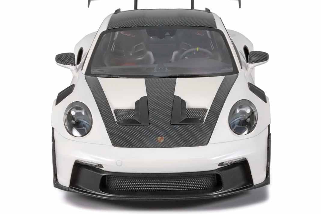 Aus dieser Perspektive fallen vor allem die fein nachgezeichneten Karbonteile an der Karosserie des GT3-Kits in 1:24 auf ] Foto: AKIRA ISHIZUKA