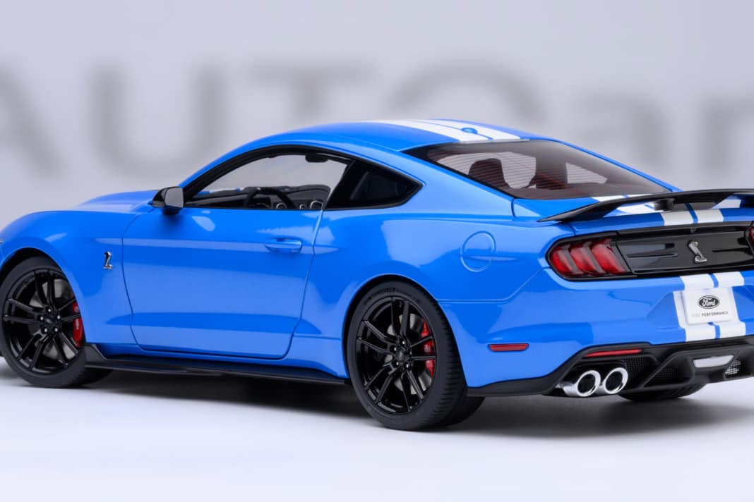 Die neue Autoart-Version des Shelby Mustang GT 500 fährt selbstverständlich als Fastback mit präzise getroffenen Proportionen aus der Box ] Foto: Werk