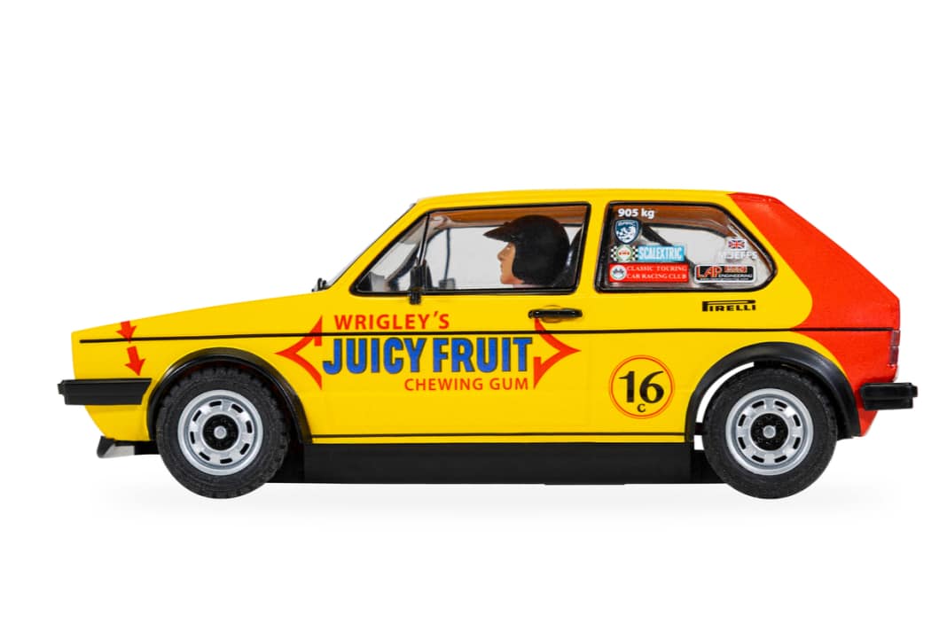 Der historische Rennwagen rollt bei den Briten auf Stahlfelgen originalgetreu über die Schlitzpiste. Ideal zum Driften. ] Foto: Scalextric