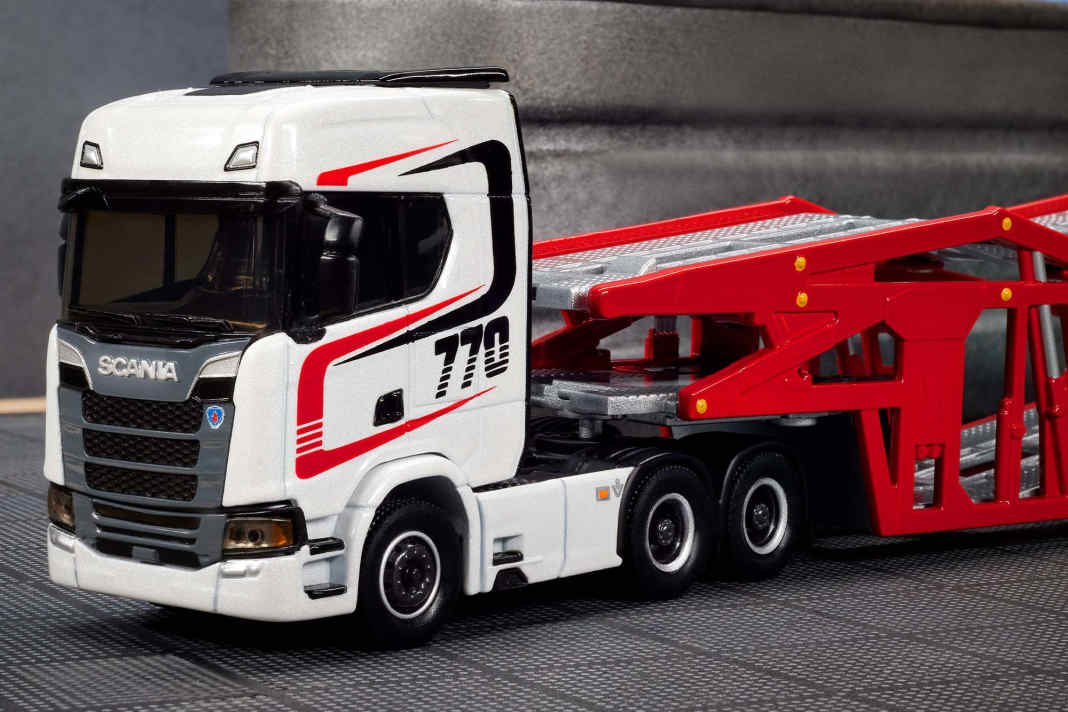 Auch die Dekoration des Sattelzugmaschine von Hot Wheels ist sehr aufwendig in 1:64 umgesetzt ] Foto: Werk