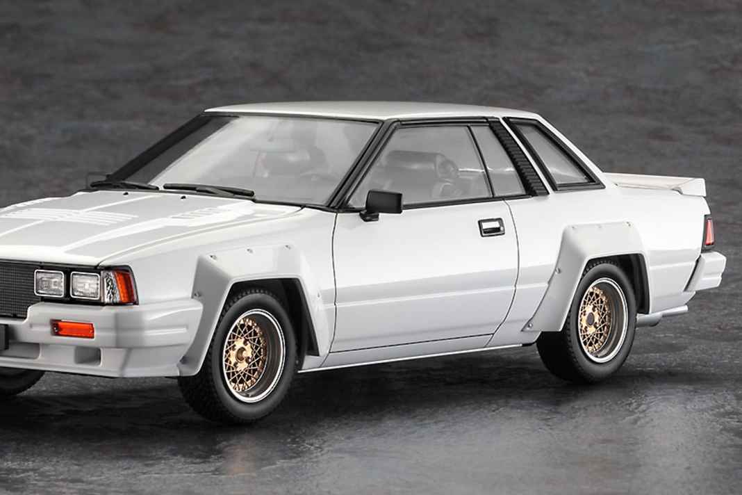 Ebenfalls im kantigen Design mit aufgesetzten Kotflügelverbreiterungen fährt als Kit in 1:24 der Nissan 240RS von 1983 vor ] Foto: Werk