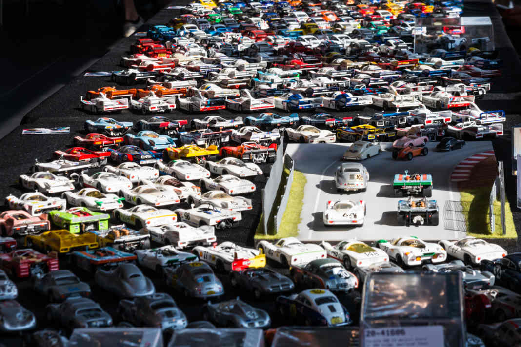 Auf dem Collector´s Day werden nicht nur Modelle in allen Maßstäben gehandelt, sondern auch Automobilia rund um das Thema Porsche Foto: Jean-Marc Kessely