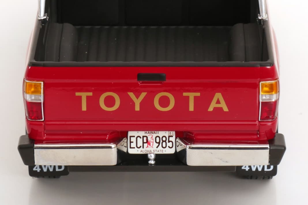 Als zweite Farbe für die Serienversion des Hilux hat sich KK-Scale bei seinem 1:18-Modell für Rotmetallic entschieden ] Foto: KK-Scale