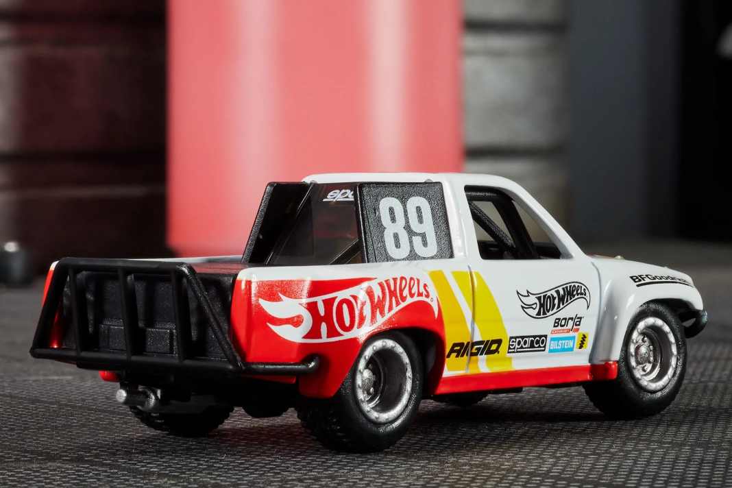 Stadium Trucks sind so etwas wie automobile Hüpfburgen. Mattel bringt jetzt solch einen Toyota Hilux in bunter Dekoration in 1:64. ] Foto: Werk
