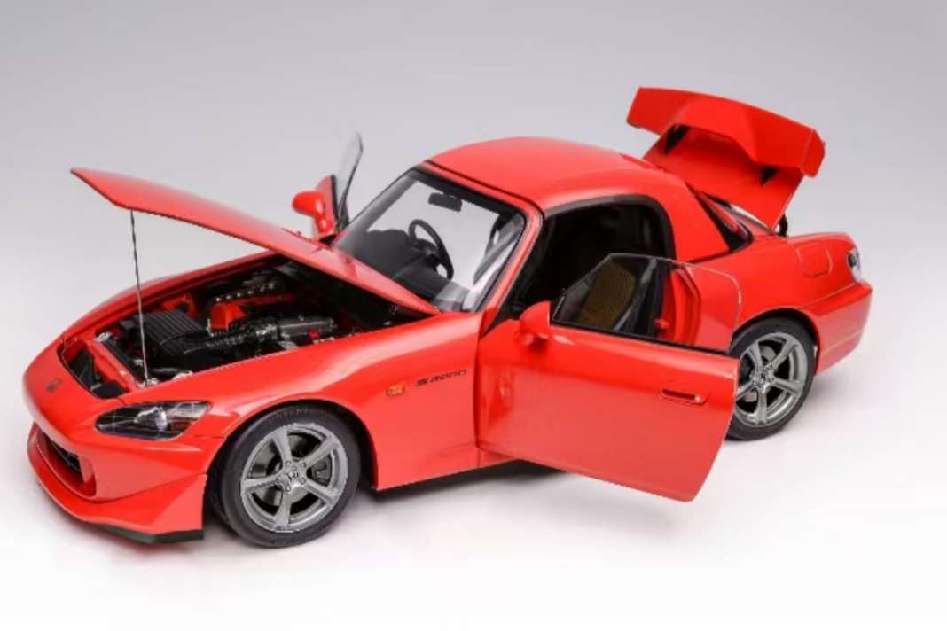 Ein Bild sagt mehr als tausend Worte: Der S 2000 von Motorhelix in 1:18 ist fantastisch detailliert und kommt mit Hardtop! ] Foto: Werk