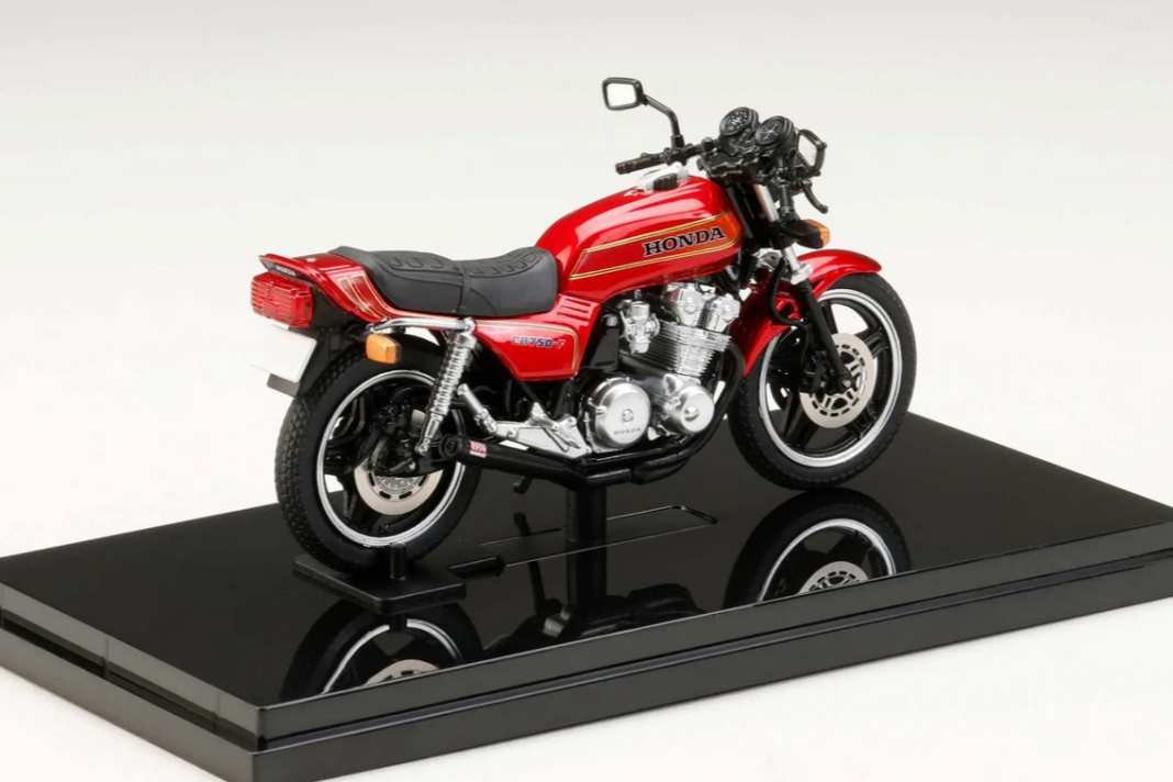 Hobby Japan liefert sein Manga-Bike auf einem schwarzen Sockel aus. Die Dekoration der roten Honda CB750F in 1:24 fällt aufwendig aus. Foto: Hobby Japan