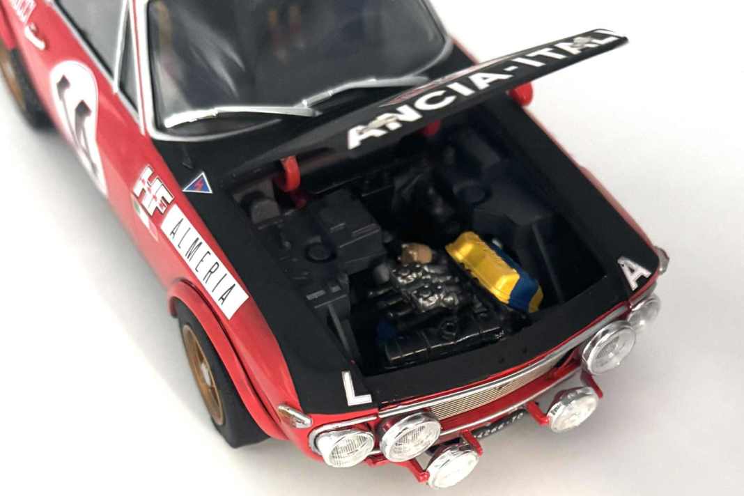 Die Details kommen bei dem neuen Bausatz von Italeri nicht zu kurz. Unter der beweglichen Haube vorne zeigt der Bausatz einen fein gemachten Vierzylinder. ] Foto: Italeri