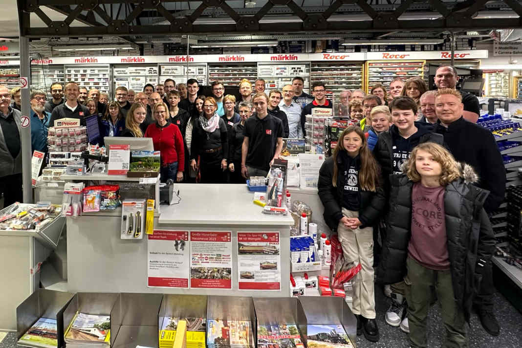 Dieses Bild aus dem letzten Jahr zeigt, wie bunt gemischt das Publikum bei der Hausmesse vom Modellbahn-Center Hünerbein aus Aachen ist ] Foto: Werk