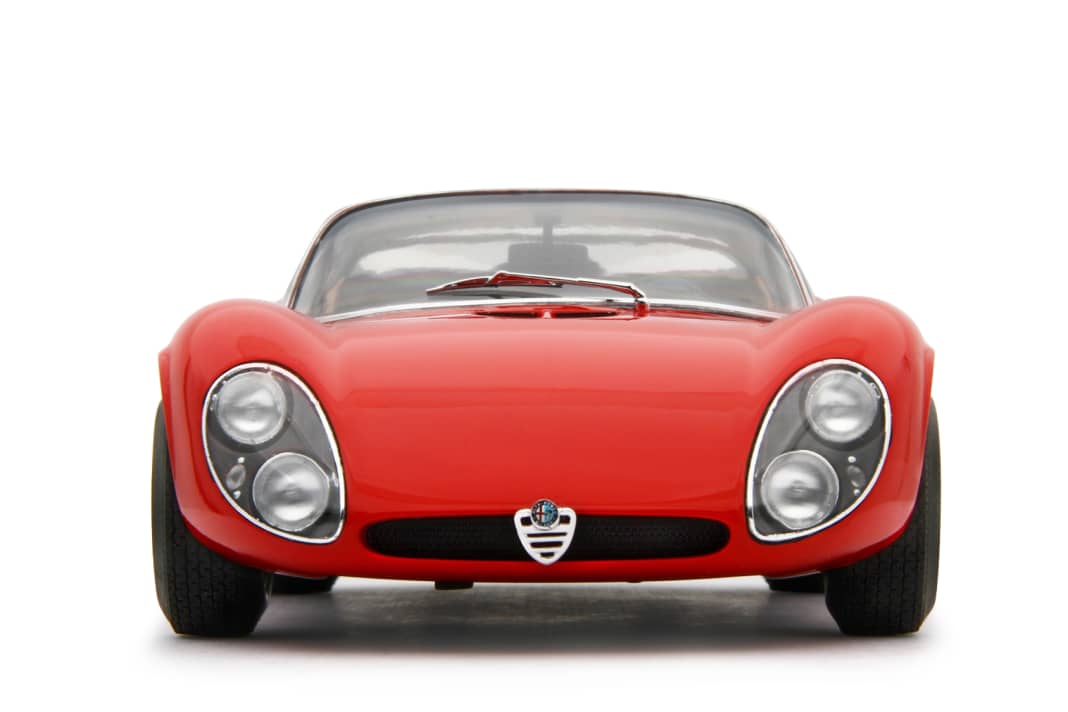 Die bullige Front des Alfa Romeo 33 Stradale trifft das Resinemodell sehr gut