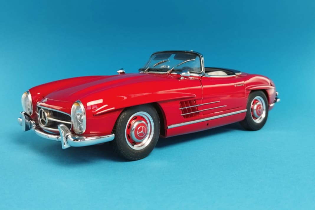 Das erste Handmuster des Mercedes- Benz 300 SL Roadster (W 198 II) von CMC in 1:18 trägt Feuerwehrrot