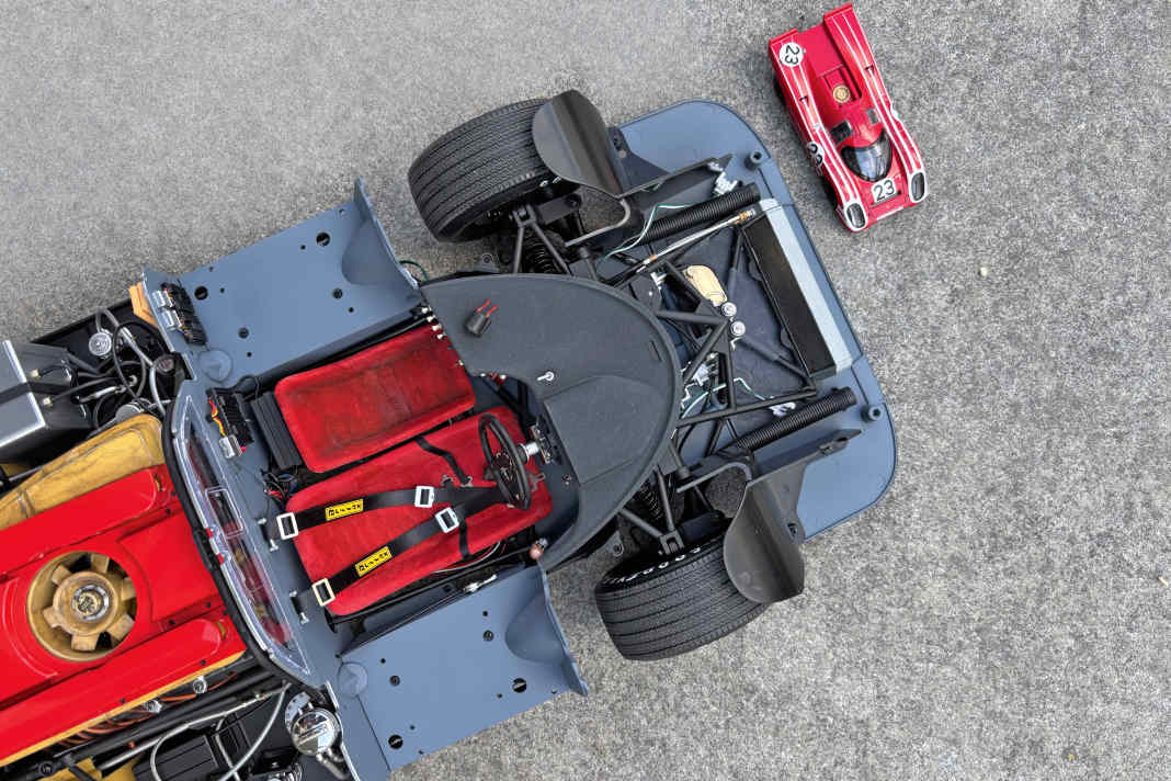 Der originalgetreue Gitterrohrrahmen zieht sich durch das gesamte 1:8-Modell des Porsche 917 KH von Ixo in 1:8